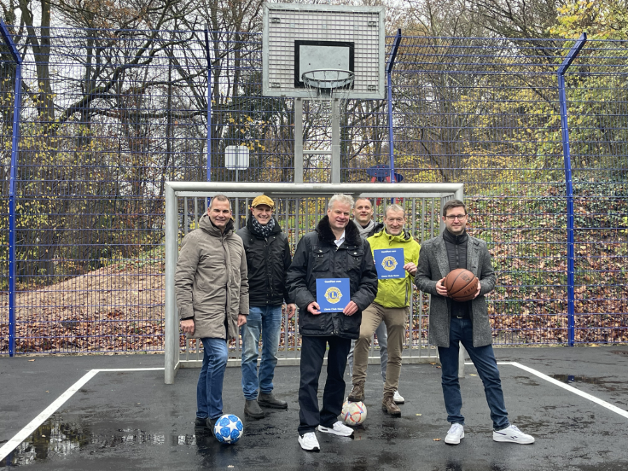 Lions Mitglieder bei der Einweihung vom Cageball-Platz
